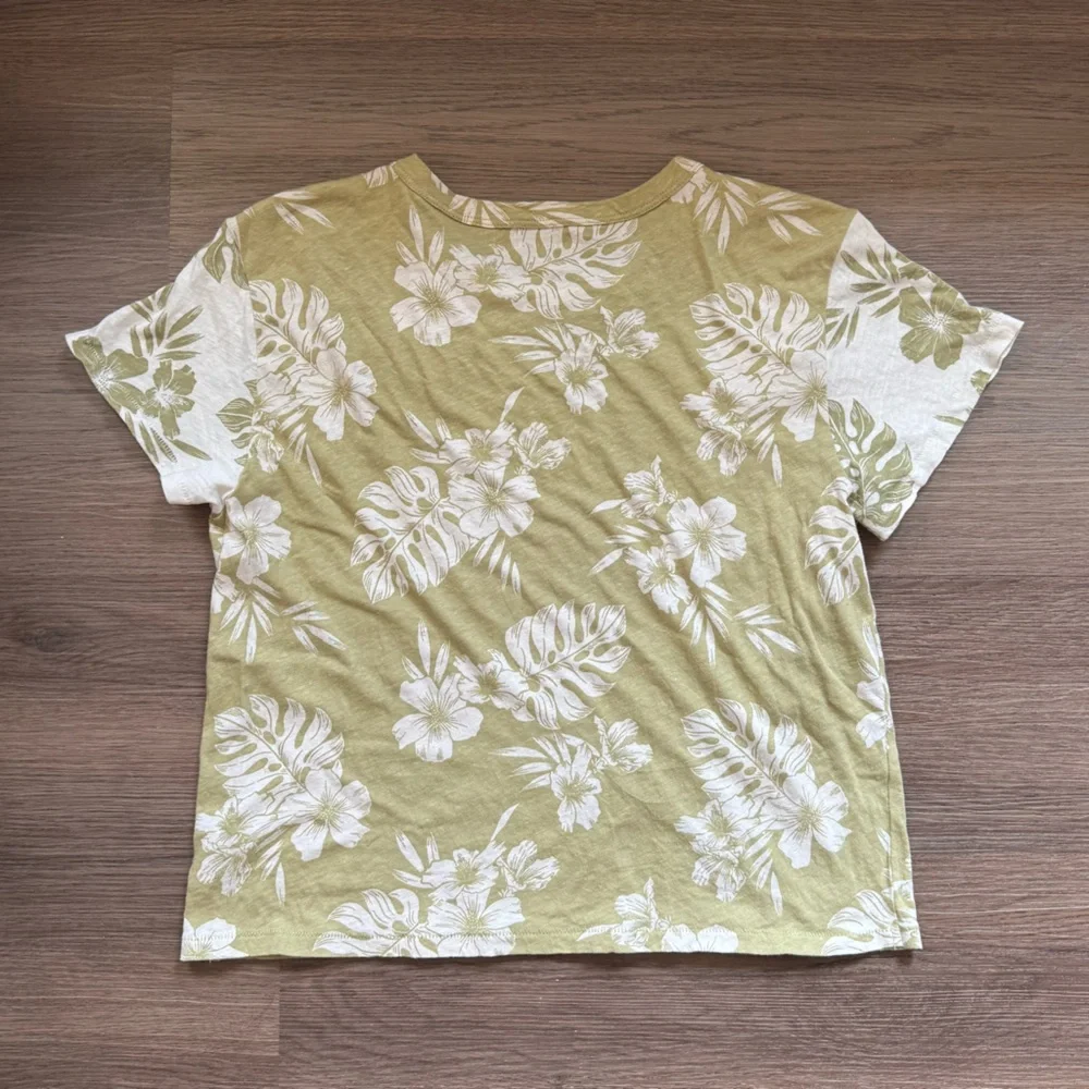 American‎ Eagle Outfitters Green and White Floral Top